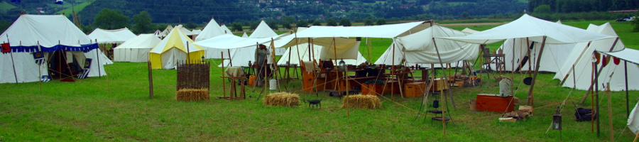Das Lager der Freien Bogenschützen zu Lutra auf dem Mittelaltermarkt 2014 in Strohbach, einem Ortsteil von Bermersbach in der Stadt Gengenbach im Ortenaukreis, Baden-Württemberg
