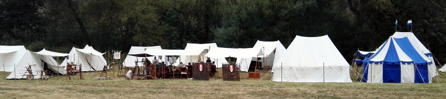Das Lager der Freien Bogenschützen zu Lutra auf dem Mittelaltermarkt 2016 in Bad Münster am Stein-Ebernburg, einem Stadtteil von Bad Kreuznach, Rheinland-Pfalz (6 km südlich von Bad Kreuznach und 50 km südwestlich von Mainz gelegen)
